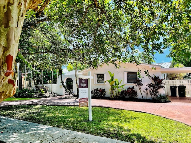 view of front facade featuring a front lawn