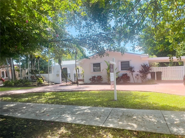 view of front facade featuring a front lawn