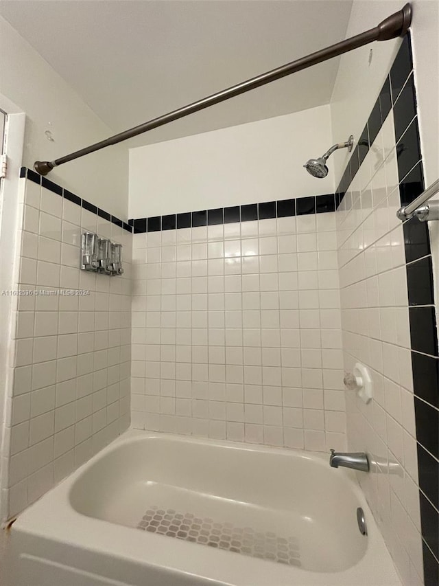 bathroom featuring tiled shower / bath combo