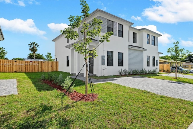 view of front of home featuring a patio and a front yard