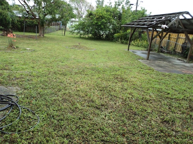 view of yard featuring a patio area