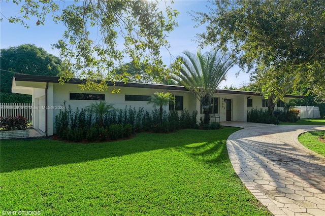 single story home with a front lawn