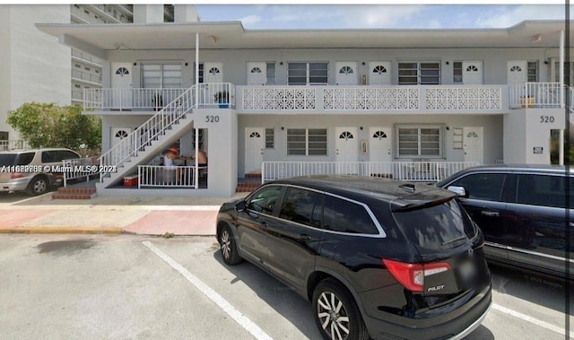 view of front of property featuring a balcony