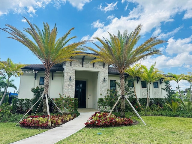 view of front facade featuring a front lawn