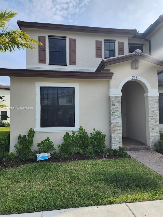 view of front of property featuring a front lawn