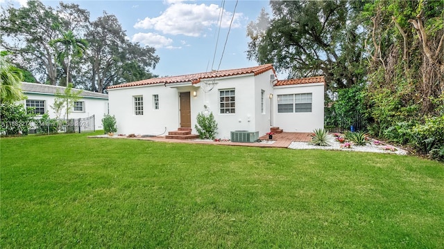 back of house featuring a lawn