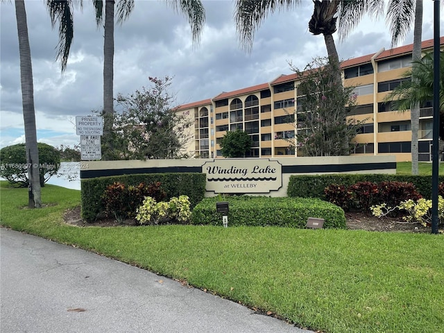 community / neighborhood sign featuring a lawn