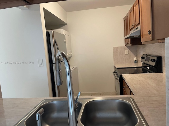 kitchen with stainless steel appliances and decorative backsplash