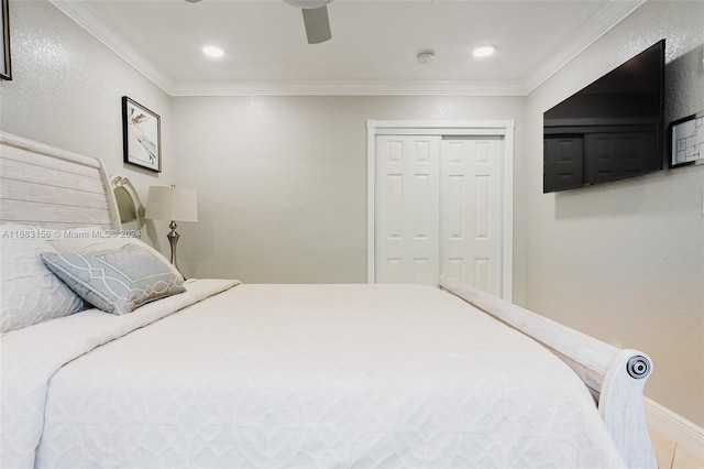 bedroom featuring crown molding, a closet, and ceiling fan