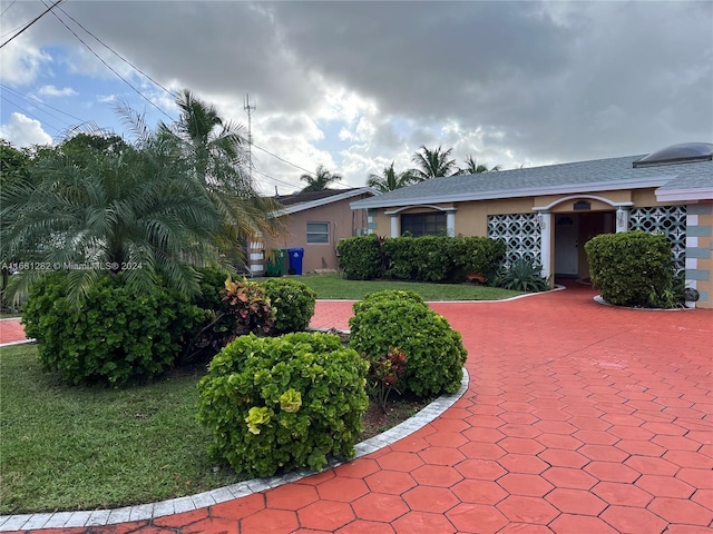 view of front facade with a front yard