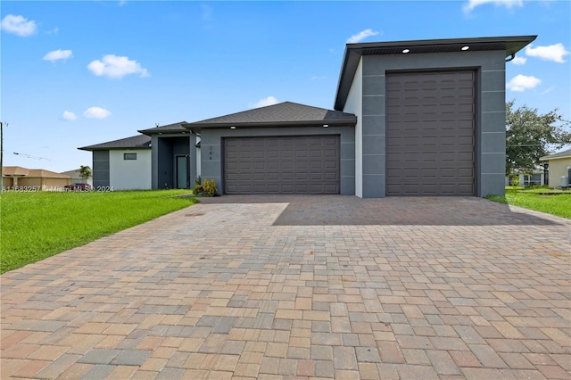 view of front of home featuring a front lawn and a garage