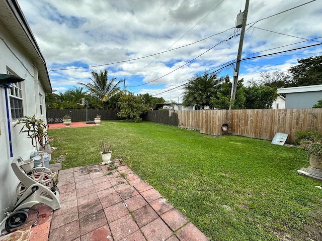 view of yard featuring a patio