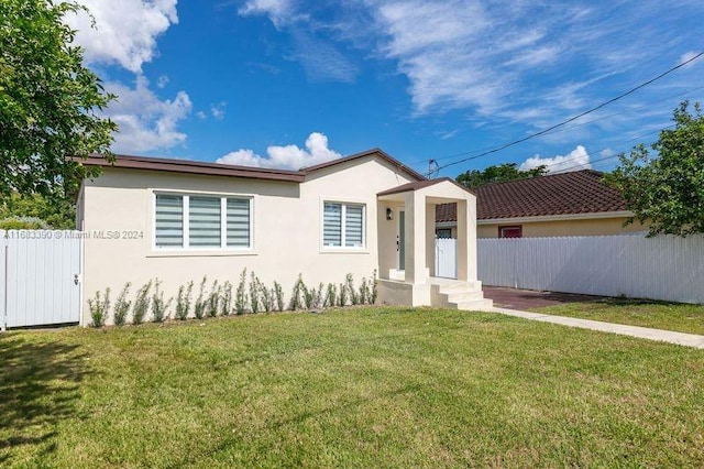 view of front facade with a front yard