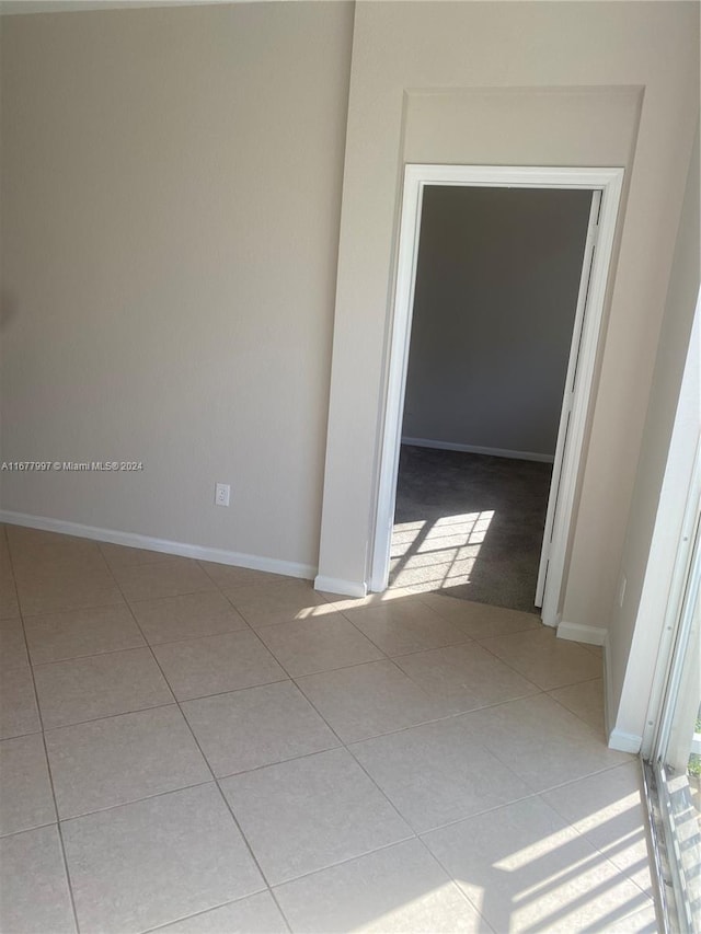 unfurnished room featuring light tile patterned floors