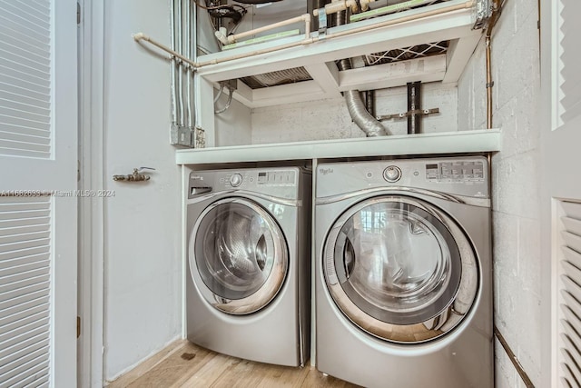 laundry room featuring light hardwood / wood-style floors and independent washer and dryer