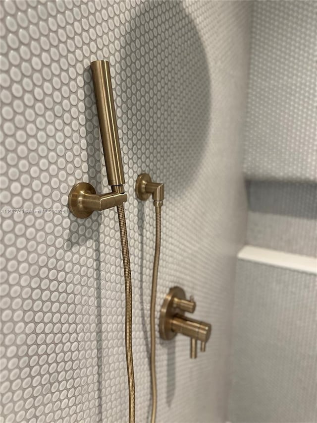 details with a tile shower