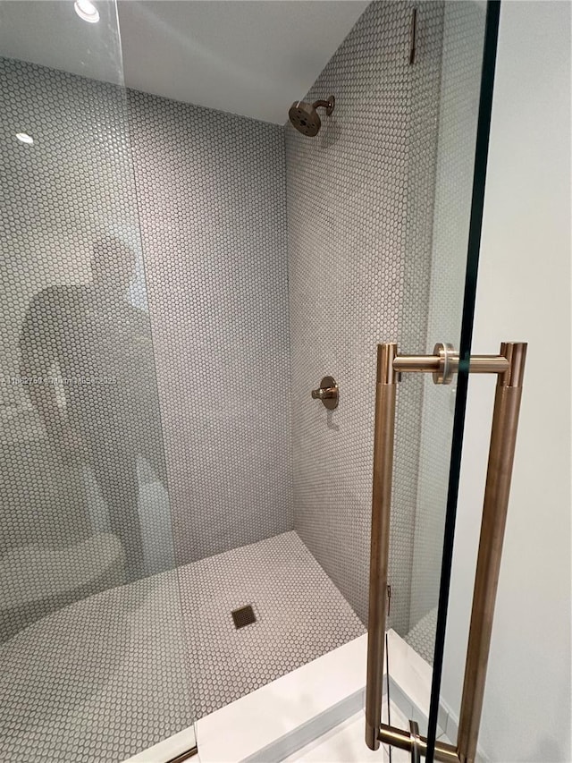 bathroom with a tile shower