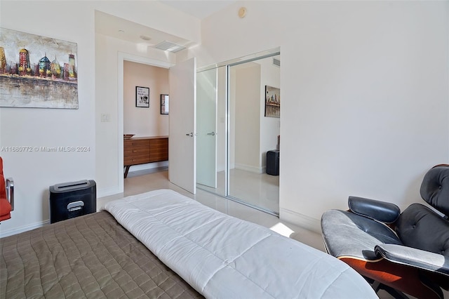 bedroom featuring a closet