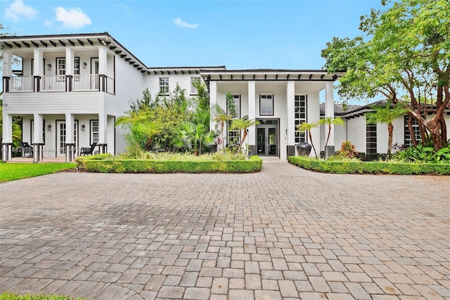 view of front of property featuring a balcony