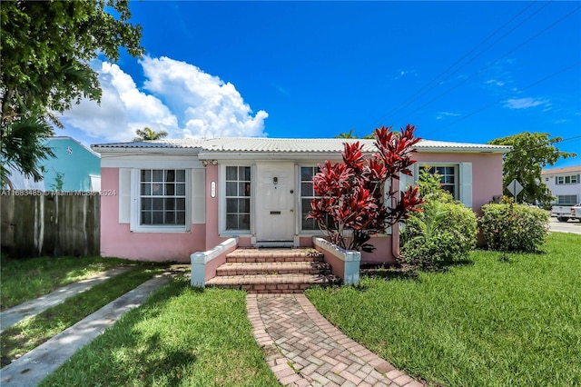 view of front facade featuring a front yard