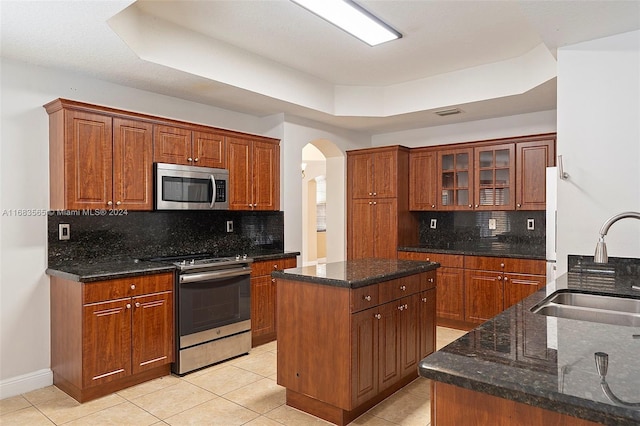 kitchen with sink, a center island, stainless steel appliances, and tasteful backsplash