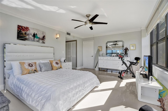 bedroom with crown molding, a closet, and ceiling fan