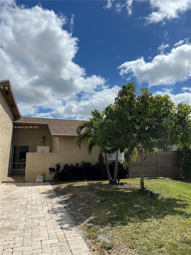 exterior space featuring a front yard