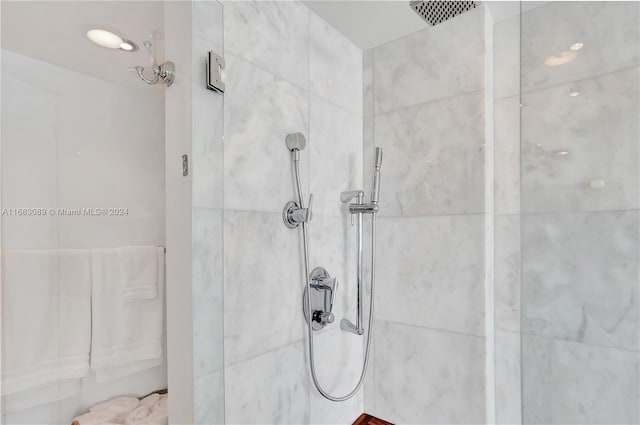 bathroom featuring a tile shower