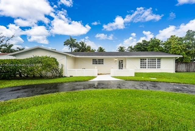 single story home featuring a front yard