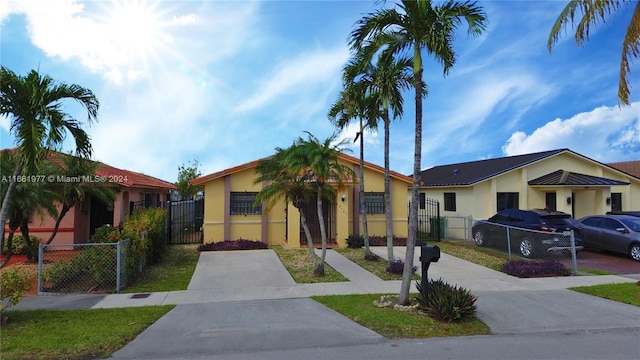 view of front facade featuring a front yard