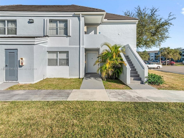 view of front facade featuring a front yard