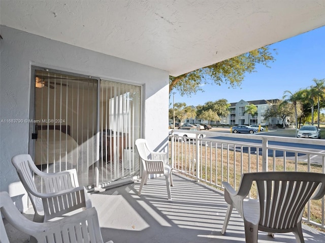 balcony featuring covered porch