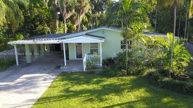 view of front of home with a carport and a front yard