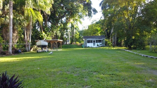 view of yard featuring an outbuilding