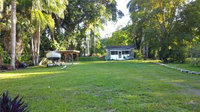 view of yard with an outbuilding