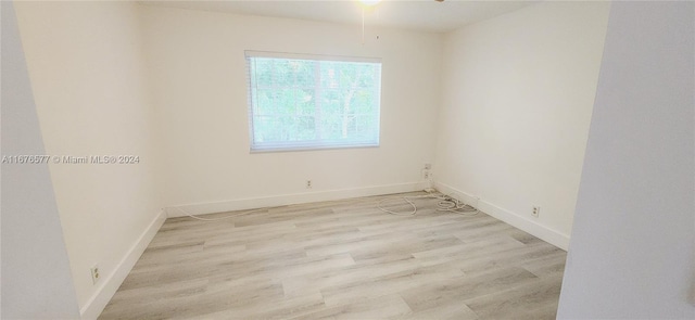 empty room featuring light hardwood / wood-style floors and ceiling fan