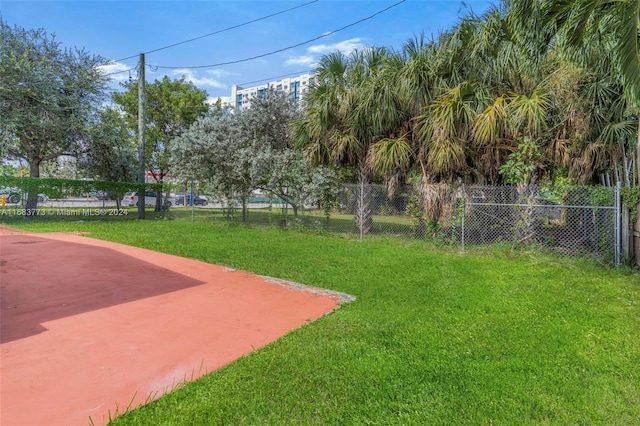 view of property's community featuring a yard