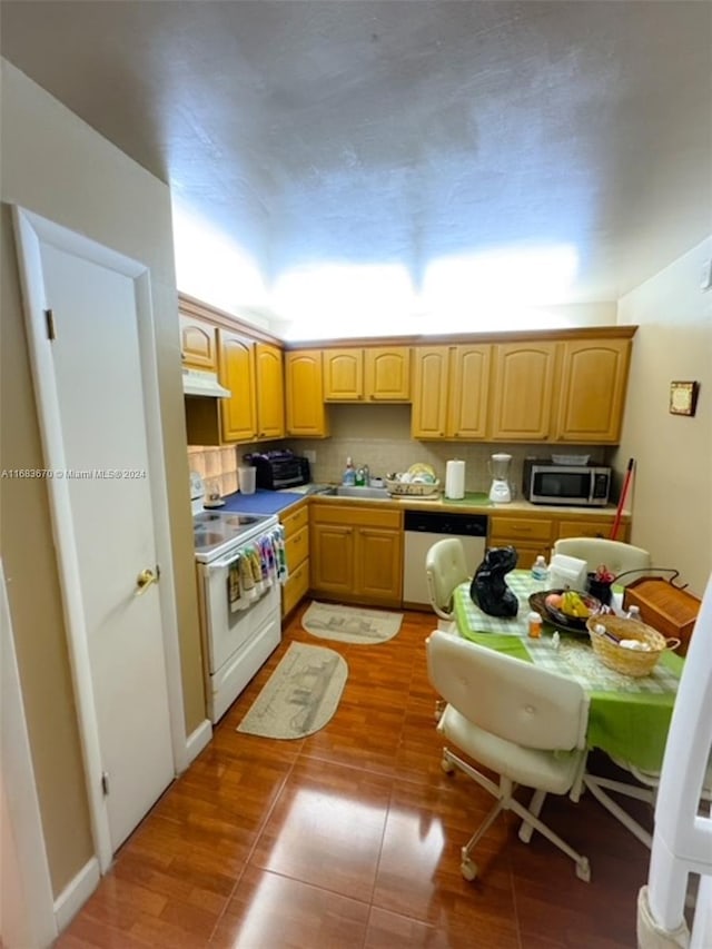 kitchen featuring tile patterned flooring, tasteful backsplash, sink, and white appliances