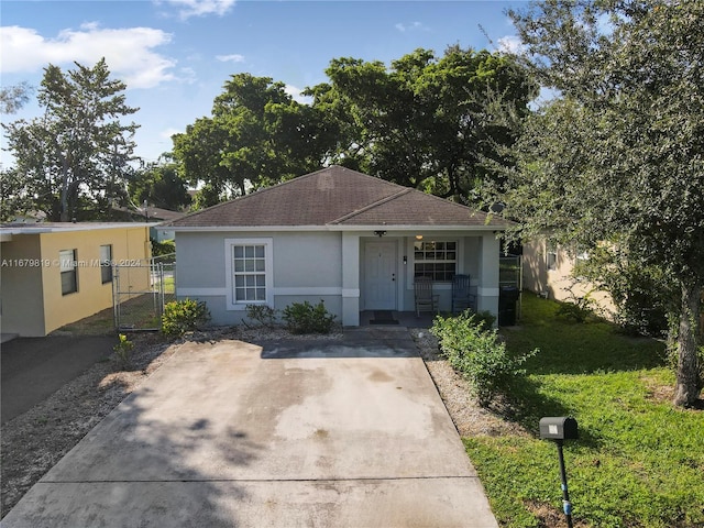 single story home featuring a front yard