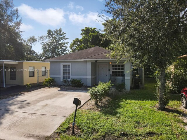 view of front of house featuring a front lawn