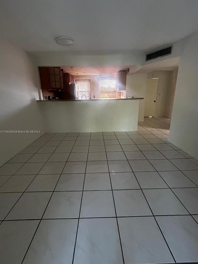 spare room featuring light tile patterned flooring