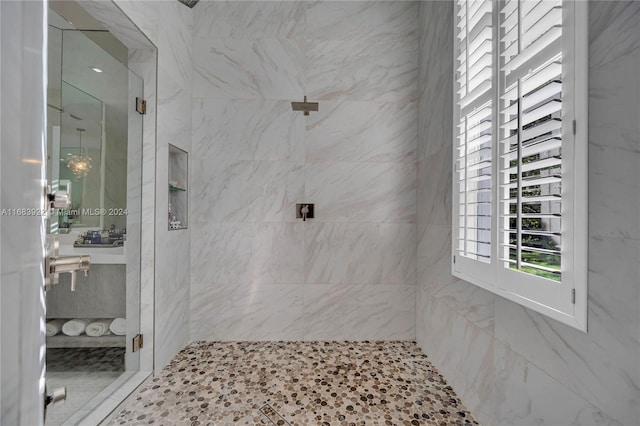 bathroom featuring tiled shower