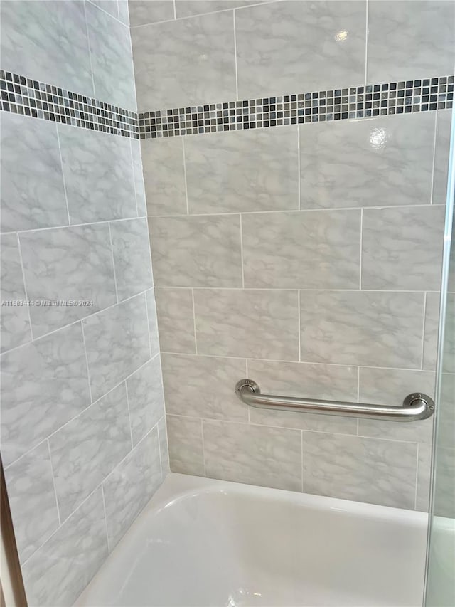 bathroom with tiled shower / bath combo