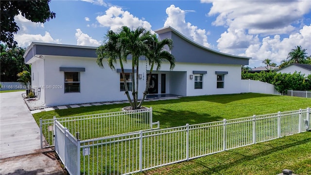 view of front of home featuring a patio area and a front lawn