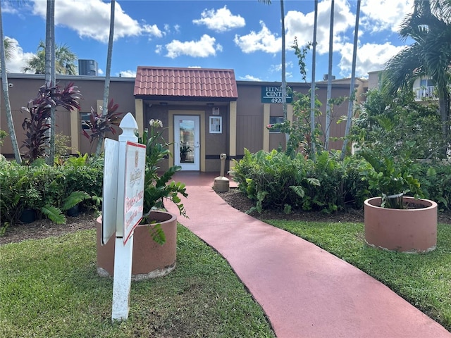 view of property's community featuring a yard