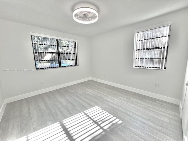 empty room featuring light hardwood / wood-style floors and ceiling fan