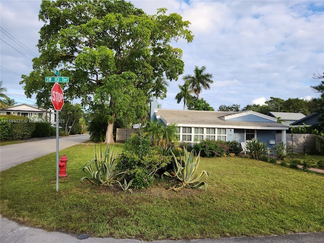 view of front facade featuring a front yard