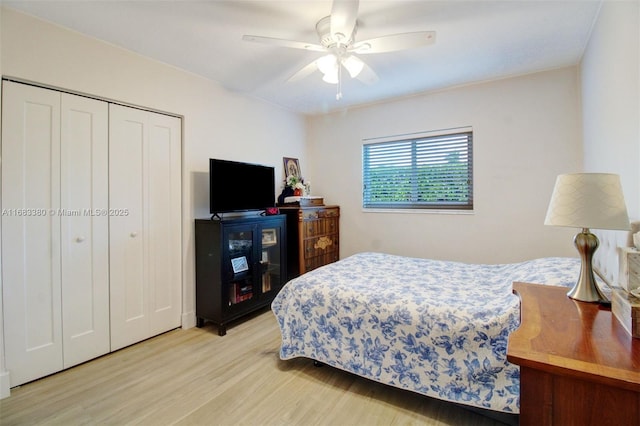 bedroom featuring hardwood / wood-style floors, ceiling fan, and a closet