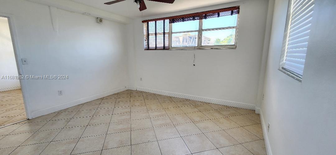 empty room with ceiling fan