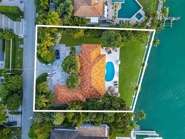 bird's eye view with a water view